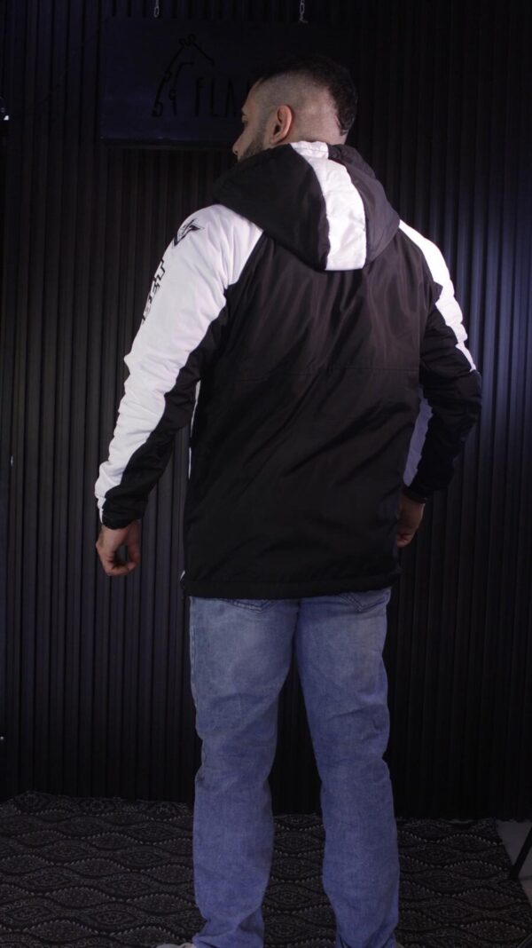 Chaqueta azul semi-impermeable